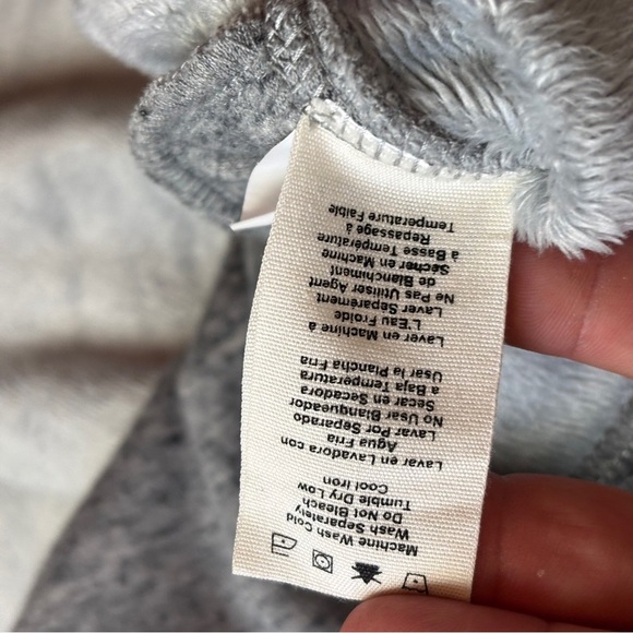 UGG Gray Women's Cozy Poncho in M/L —in gorgeous condition! - Picture 7 of 11